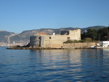 Vue de la tour royale depuis la mer, avec en arrire-plan les grues de l'arsenal de Toulon.