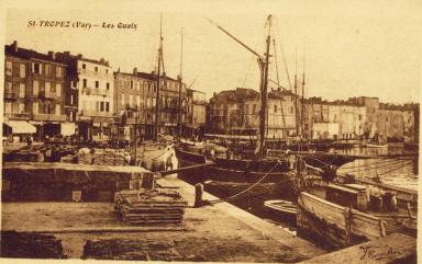 Quais du port de Saint-Tropez au début du 20e siècle.