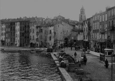 Quais du port de Saint-Tropez et clocher de Notre-Dame de l'Assomption au début du 20e siècle.