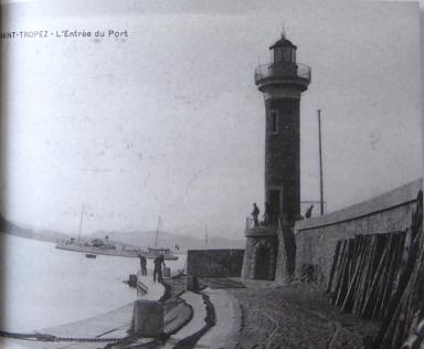 Ancien phare de Saint-Tropez et pcheurs tendant leurs filets sur la jete, vers 1935.