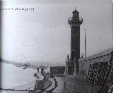 Ancien phare de Saint-Tropez et pêcheurs étendant leurs filets sur la jetée, vers 1935.