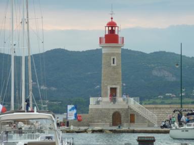 Phare de Saint-Tropez au bout de la jetée.