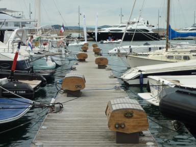 Appontement en bois du bassin Jean Lescudier du port de Saint-Tropez.