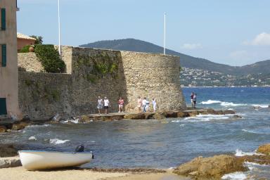 Tour Vieille à l'entrée de l'ancien port de la Ponche.