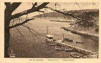 Carte postale avec vue sur l'ancien appontement en bois du port de l'Avis.