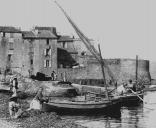 Vue du port de la Ponche avec la Tour Vieille  droite, au dbut du 20e sicle.