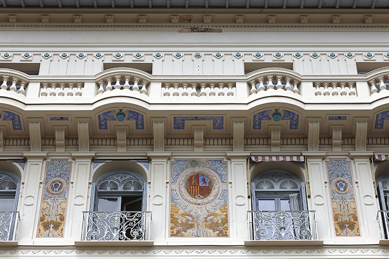 Elvations sud. Cinquime et sixime niveaux. Dcor peint : blason de l'Espagne entre les mdaillons symbolisant Paris et Rome.