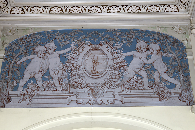 Vestibule. Dcor peint surmontant l'entre : mdaillon figurant Saint Michel avec la mention Defensor Menton, encadr par des putti.