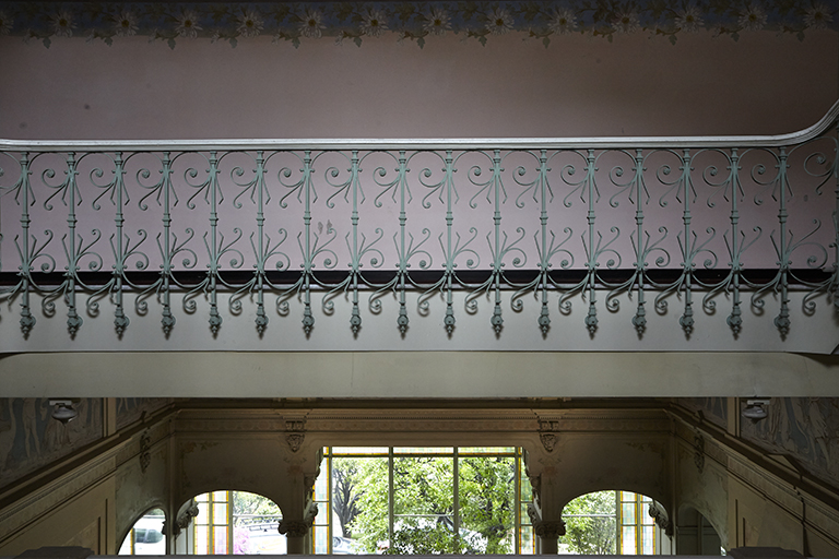 Premier repos de l'escalier en galerie sur le salon de musique.