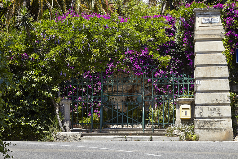 Entre sur l'avenue avec fausse grotte en rocaille.