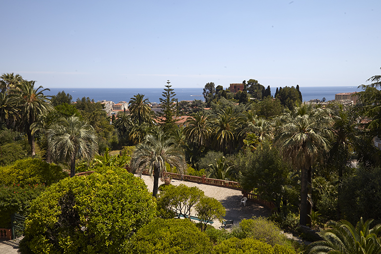 Vue sur le jardin et la mer prise d'une terrasse du premier tage.