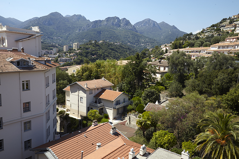 Ancienne maison du directeur (ou communs ?)  l'arrire de l'htel. Vue prise du toit terrasse.