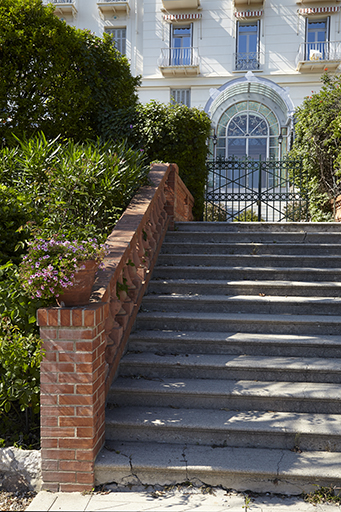 Escalier reliant l'htel au jardin d'agrment.