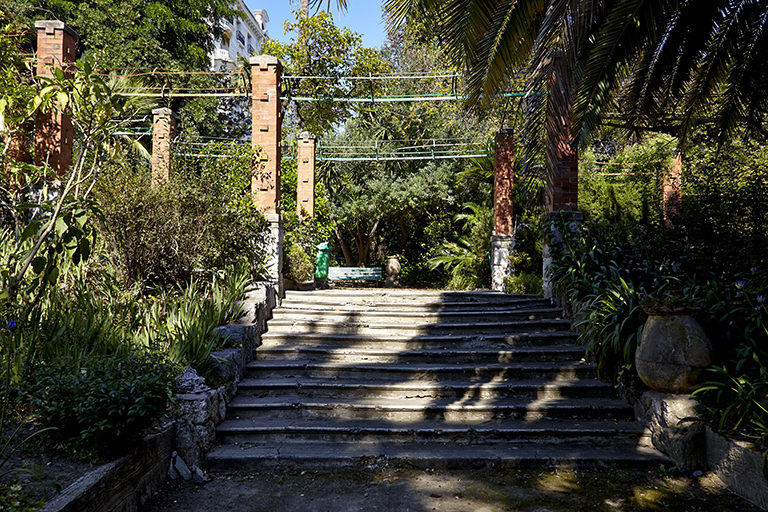 Escalier mettant en relation l'alle perpendiculaire  la rampe d'accs reliant le portail pieton au sud  l'htel.