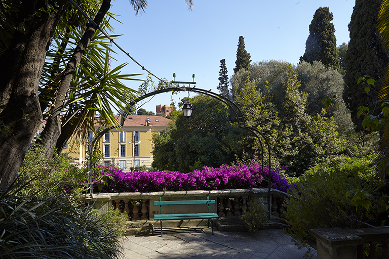 Escalier entre la terrasse en terre-plein et le jardin. Palier formant belvdre.