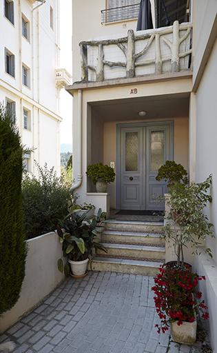 Ancienne maison du directeur (ou communs ?)  l'arrire de l'htel. Les garde-corps sont en rocaille imitant le bois.