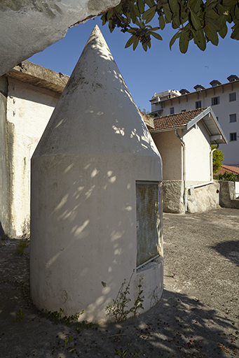 Zone  l'arrire de l'htel. Edicule donnant accs  la citerne.