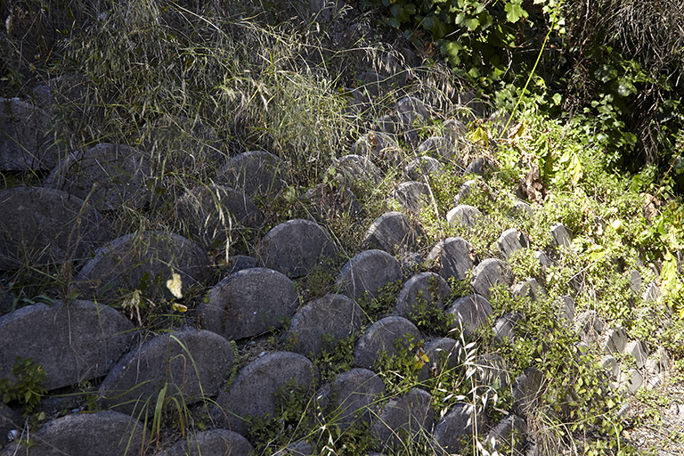 Zone  l'arrire de l'htel. Renfort du talus par des disques de bton.