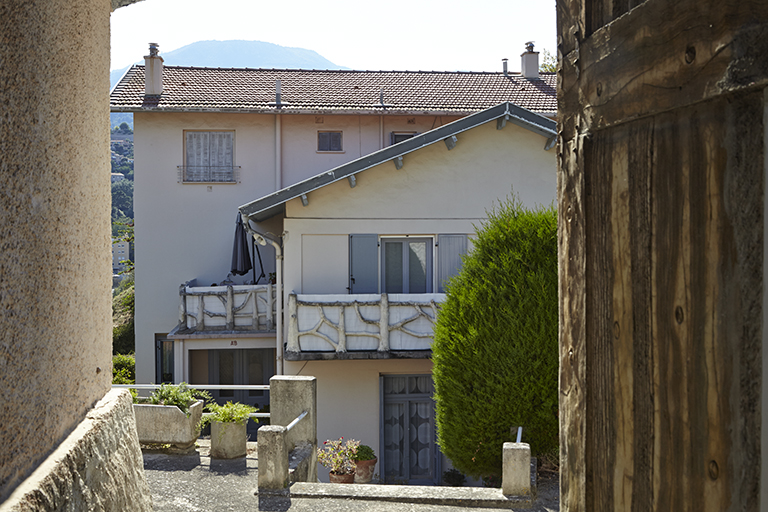 Ancienne maison du directeur (ou communs ?)  l'arrire de l'htel. Les garde-corps sont en rocaille imitant le bois.