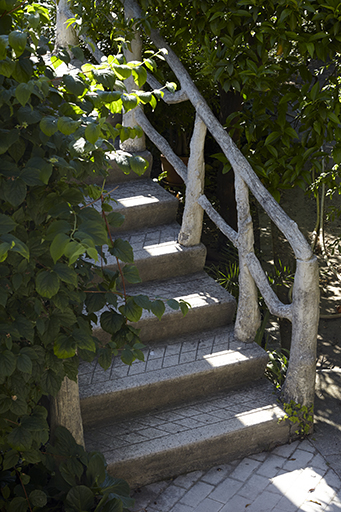 Zone  l'arrire de l'htel. Escalier d'accs  la maison du directeur. Les garde-corps sont en rocaille imitant le bois.