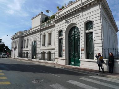 Palais Miramar, façade Est, sur le boulevard du Mont-Boron.@Palais Miramar, façade Est, sur le boulevard du Mont-Boron.