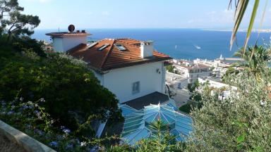 Aperu de la villa La Roche d'Azur et de sa verrire.