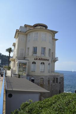 Le bâtiment de la Réserve depuis l'ouest.