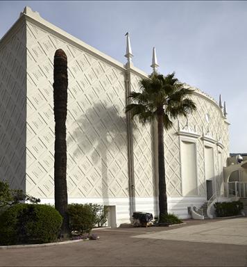 Elévation sud-est. Façade du cinéma.