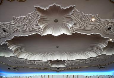 Ancien hall (actuelle salle de jeux). Décor du plafond.