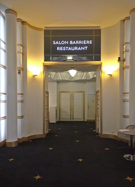 Vestibules entre le hall et les salles de jeux.