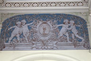 Vestibule. Décor peint surmontant l'entrée : médaillon figurant Saint Michel avec la mention Defensor Menton, encadré par des putti.