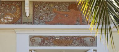 Elévation sud. Frise de couronnement et linteau de fenêtre en sgraffite.