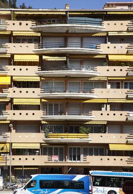 Immeuble Le Castel. Val du Carei. 14, promenade du Maréchal-Leclerc-de-Hautecloque. Travées centrales. 1959. Architecte : Henri Gremeret.