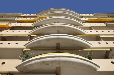 Immeuble Le Castel. Val du Carei. 14, promenade du Maréchal-Leclerc-de-Hautecloque. Travées centrales. Vue des balcons pris par en dessous. 1959. Architecte : Henri Gremeret.