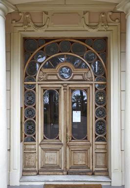 Porte d'entre sur jardin.