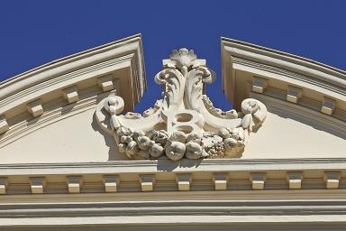 Ancienne villa Montsouris. Dcor sculpt du fronton portant le monogramme B.