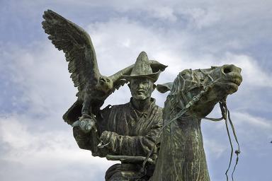 Statue gauche : La chasse au "berkout". Détail.