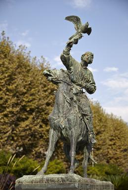 Statue droite : Le fauconnier d'Ivan "Grosnoî" .