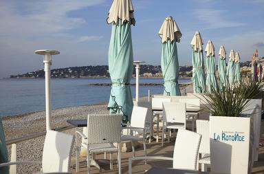 Parasols sur la promenade du Soleil.