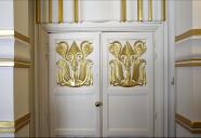 Ancien hall (actuelle salle de jeux). Décor des vantaux de porte.