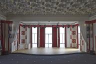 Ancienne salle de jeu (actuel salon de réception). Baies orientales.