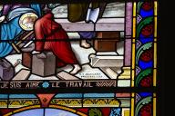 Deuxime chapelle sud. Jsus aime le travail. Il bnit les travailleurs. Dtail. Verrire date 1926 et signe A.F. Bernard. Grenoble.