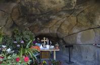 Vue de l'intrieur de la grotte de Lourdes.