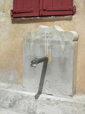 Vue du buffet d'eau, du canon et de l'inscription de la fontaine-lavoir, La Martre.