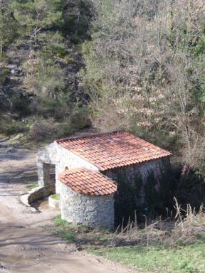 Vue d'ensemble du lavoir du Boisset, Saint Julien le Montagnier.