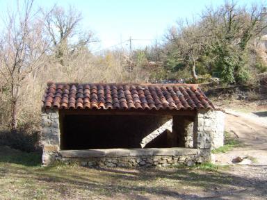 Vue de la face sud du lavoir du Boisset, Saint Julien le Montagnier.