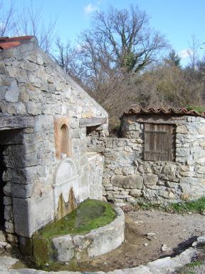 Vue de la fontaine et du puits du Boisset, Saint Julien le Montagnier.