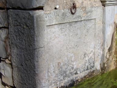 Dtail, vue d'une pierre de taille de remploi du lavoir du Boisset, Saint Julien le Montagnier.