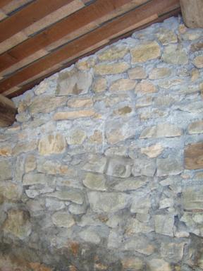 Détail, vue du parement en pierres apparentes du lavoir du Boisset, Saint Julien le Montagnier.