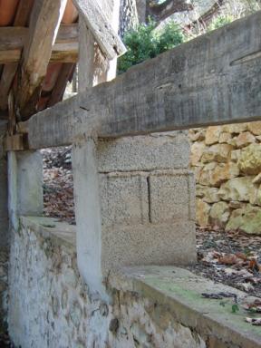 Dtail, vue d'un pilier refait en parpaing de ciment, fontaine-lavoir du Fond Icard, Saint Julien le Montagnier.